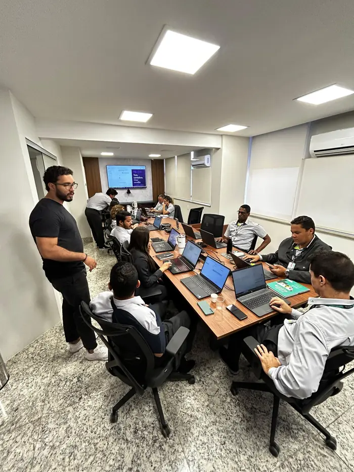 Turma com notebooks em sala de treinamento