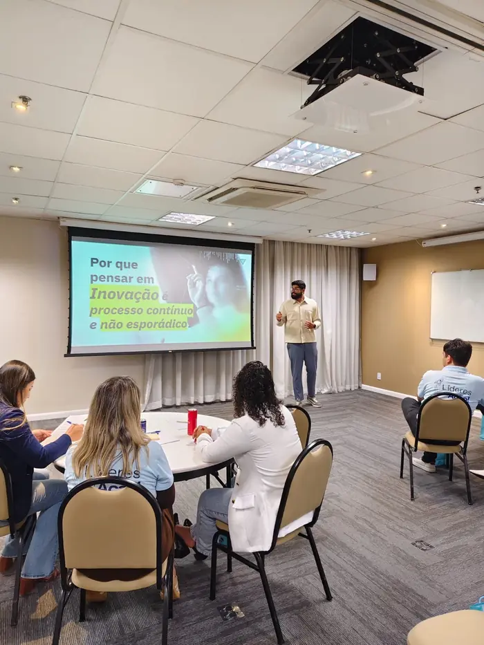 Sala de treinamento com apresentação